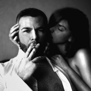 donna e uomo brutale che ha ingrandito il suo pene