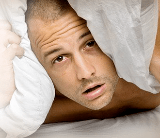 uomo sconvolto che vuole ingrandire il suo pene