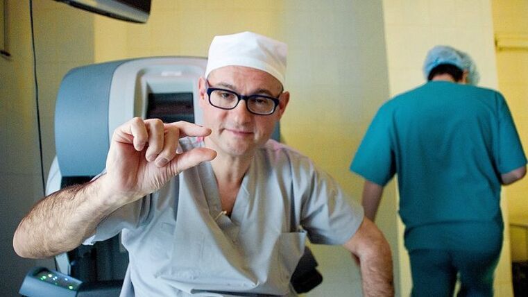 il medico mostra ad un pene piccolo come ingrandirlo con una pompa