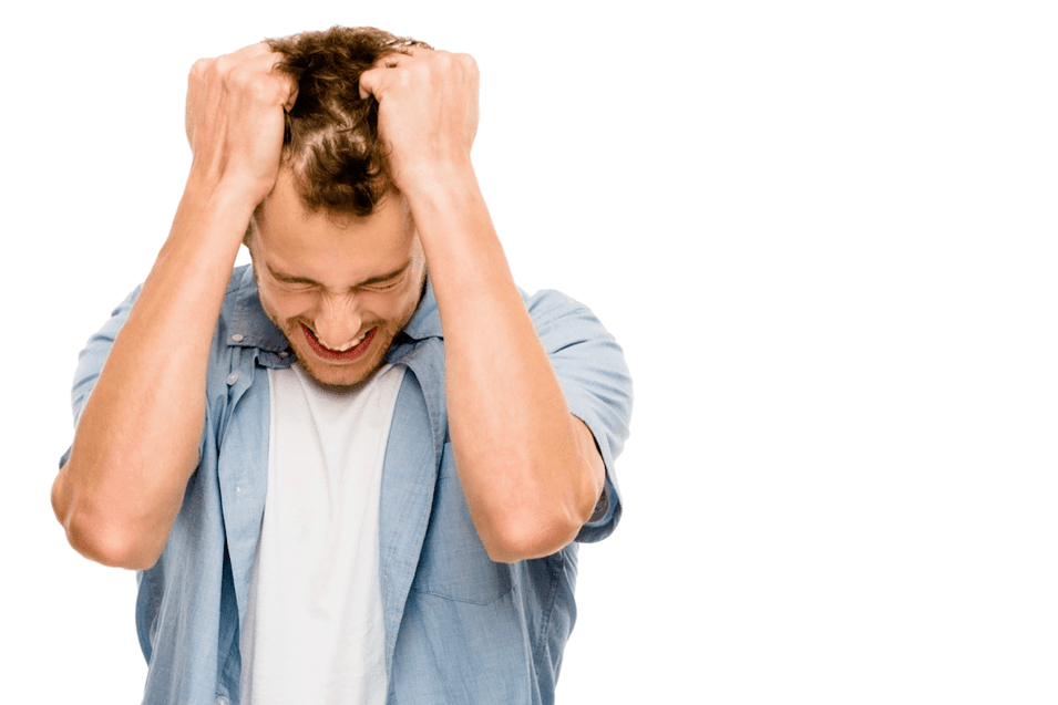 un uomo è arrabbiato a causa del suo pene piccolo, come allargarlo con un ugello