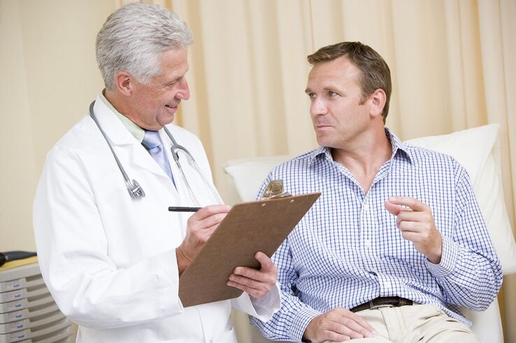 medico e paziente prima dell'intervento di ingrandimento del pene